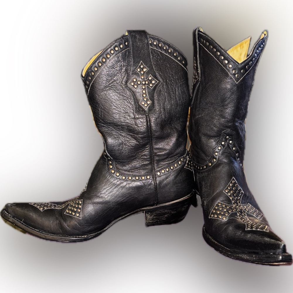Hard to find Old Gringo Studded Cross Boots sz. 7 1/2
Make an offer⚡️ - Picture 3 of 9